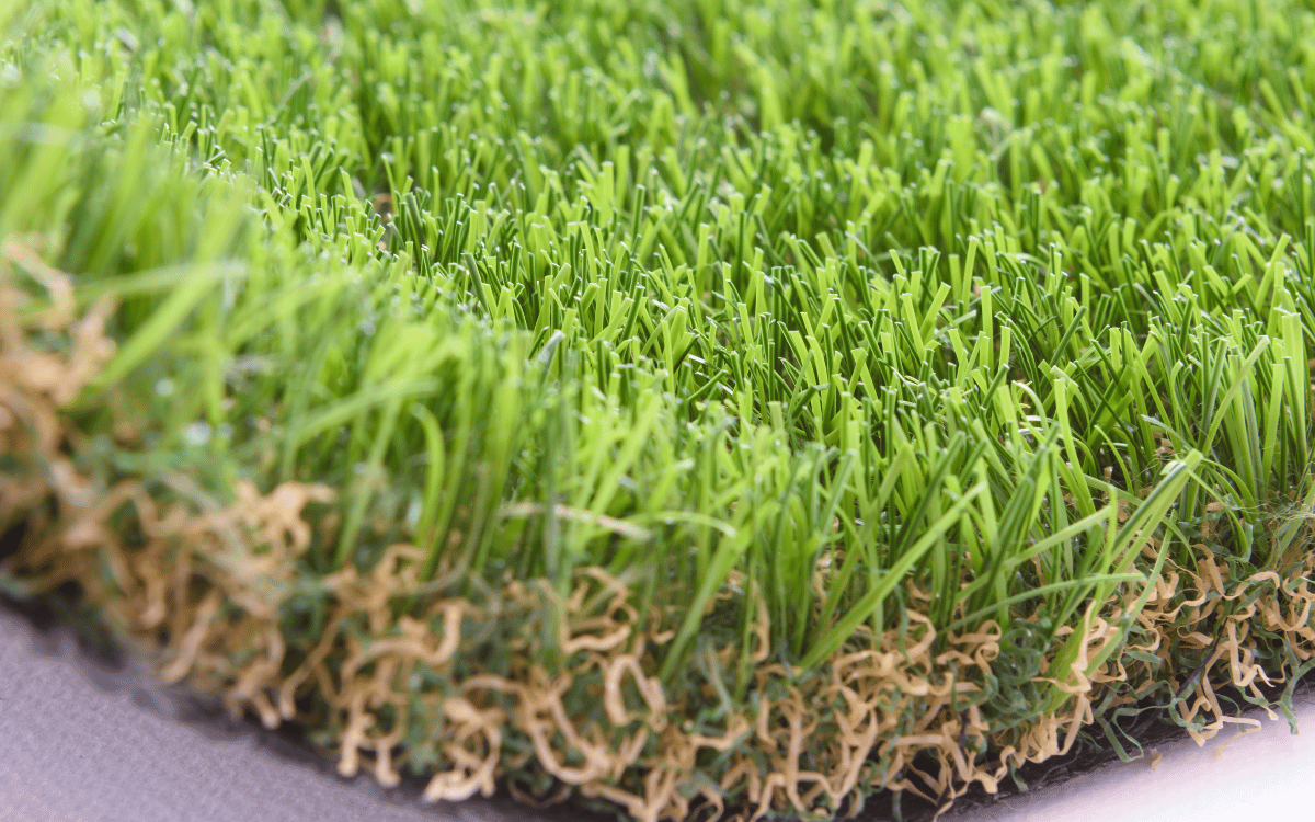 Detalle de unión invisible en instalación de césped artificial profesional