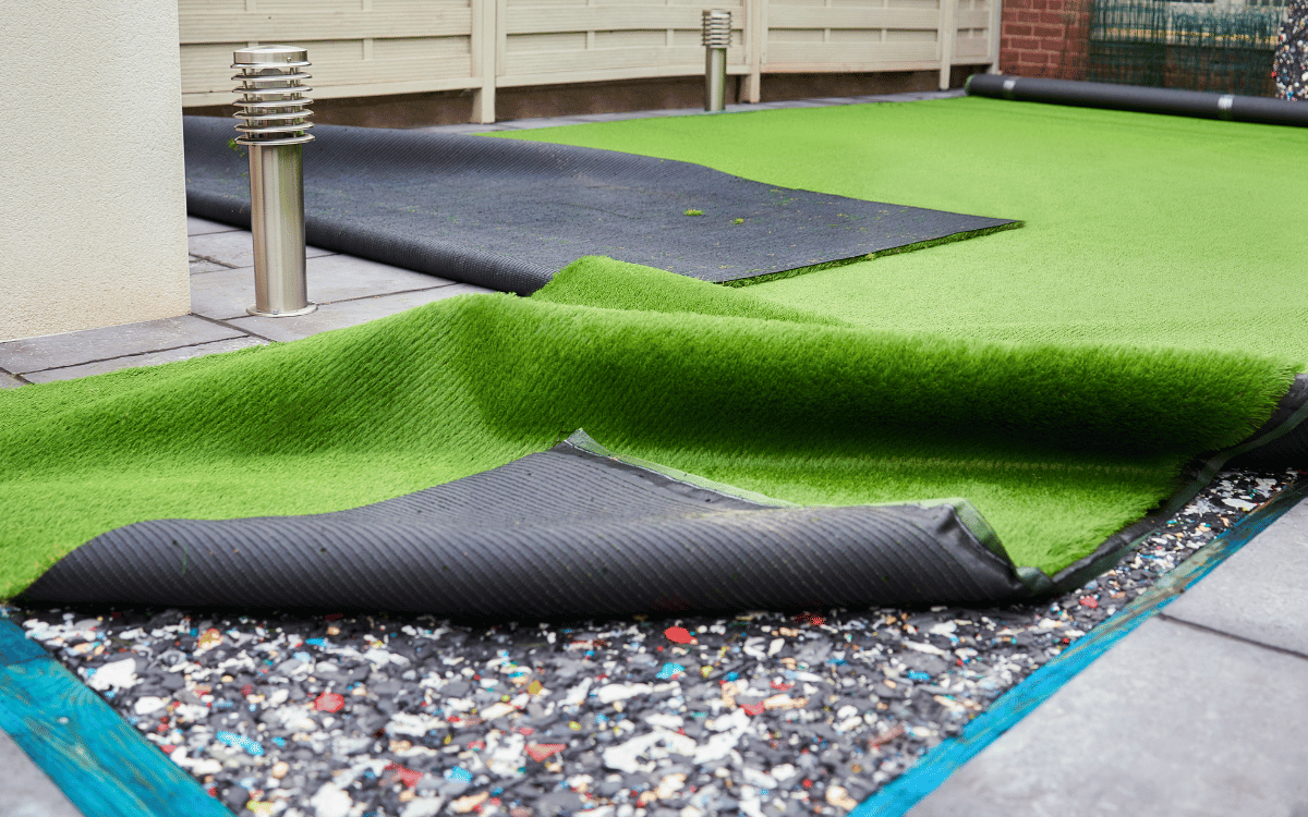 Colocación de césped artificial en terraza moderna con diseño exterior cuidado