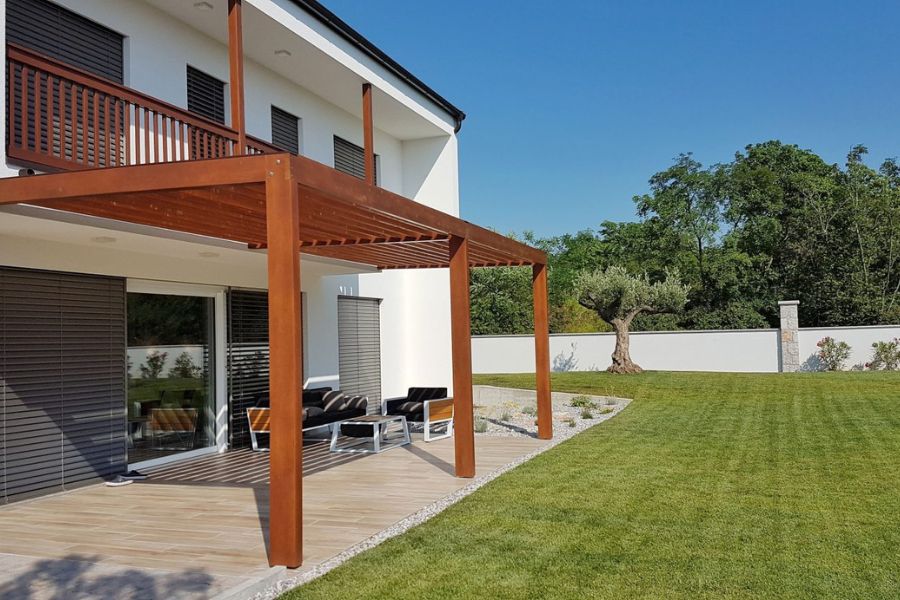 jardín de césped artificial y pérgola de madera