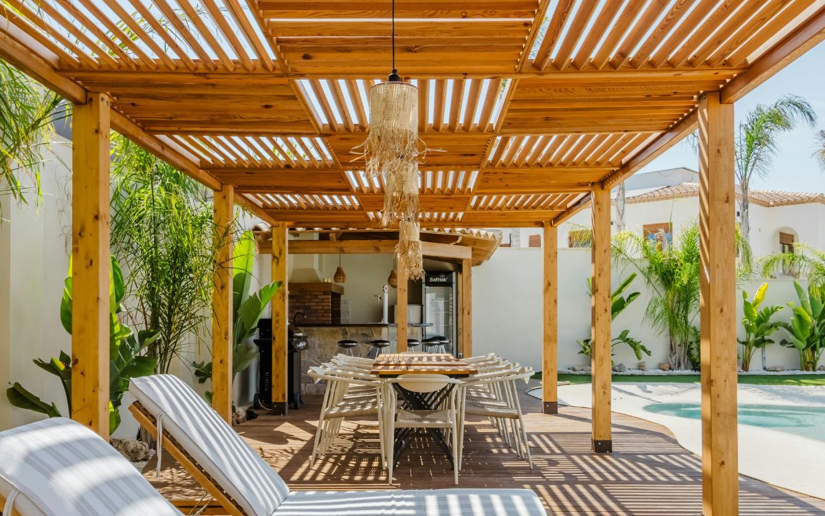 pérgola y césped artificial
