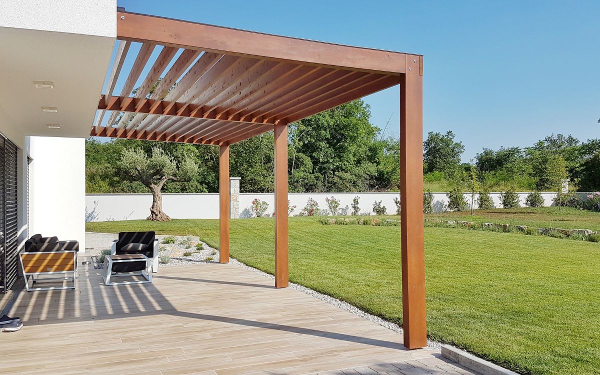 pérgola y césped artificial