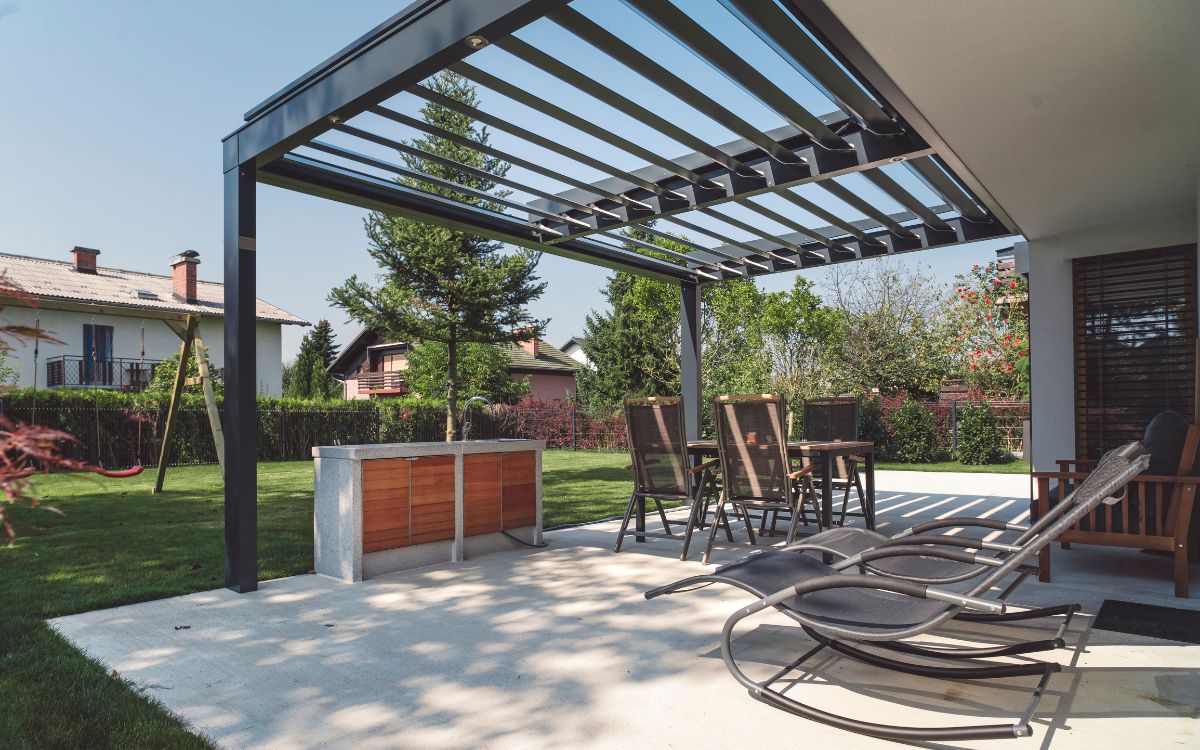 pérgola y césped artificial